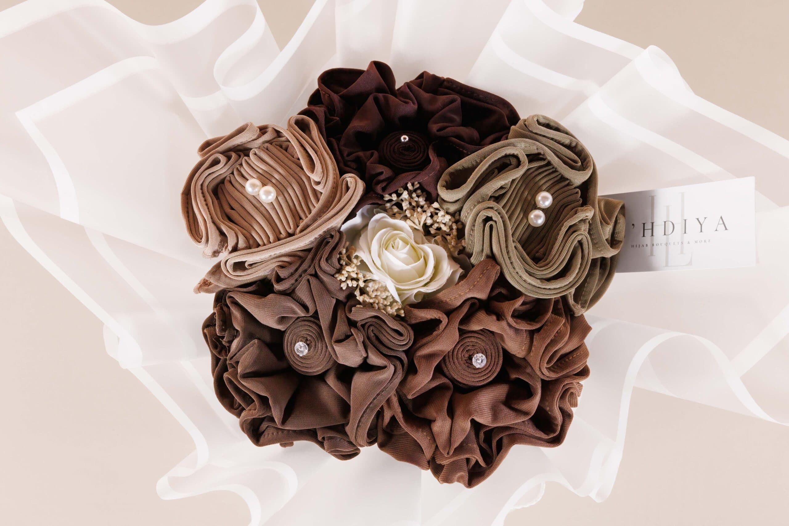 Een bruine hoofddoek boeket brown hijab bouquet