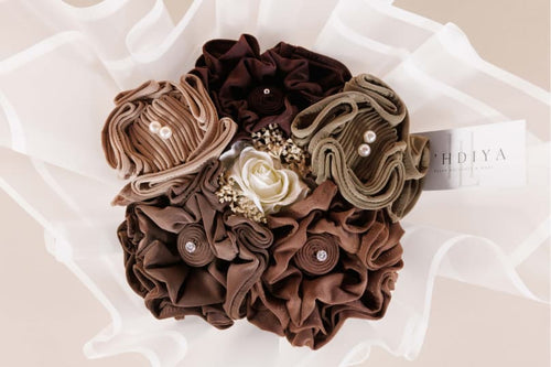 Een bruine hoofddoek boeket brown hijab bouquet