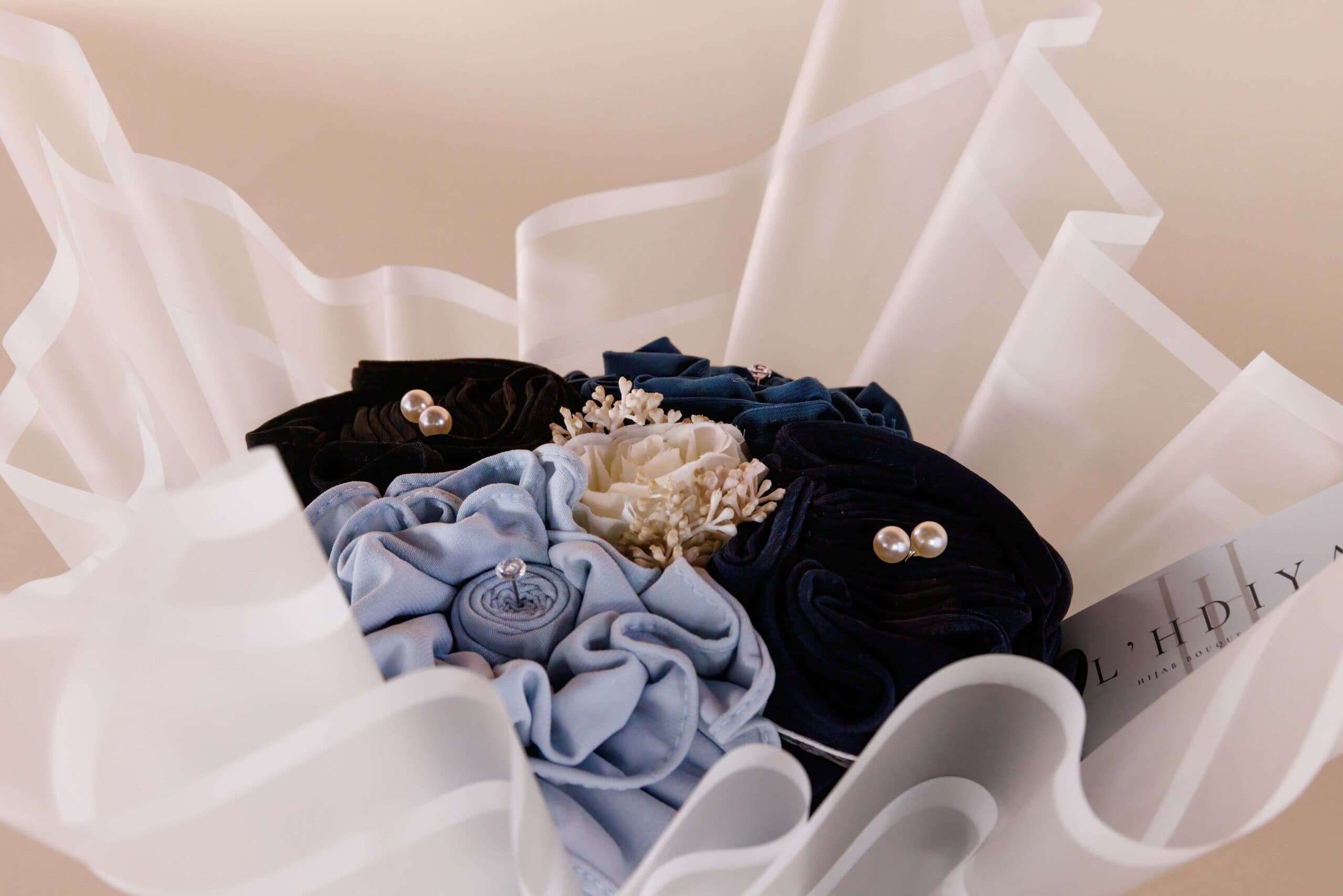 hoofddoek-boeket-cadea-hijab-bouquet-deep-sea-blue-zijkant-scaled