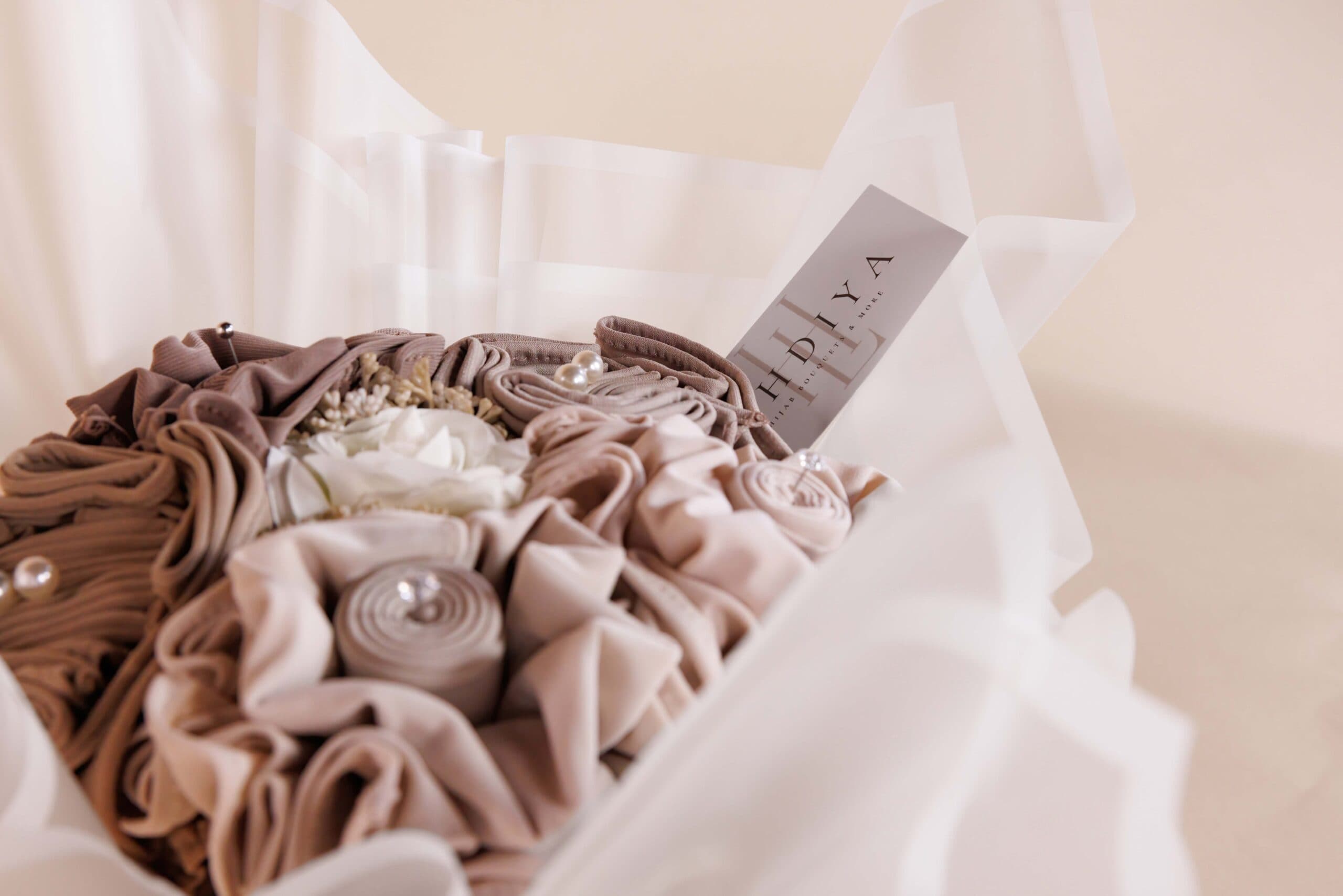 hoofddoek-boeket-cadea-hijab-bouquet-nude-zijkant-scaled