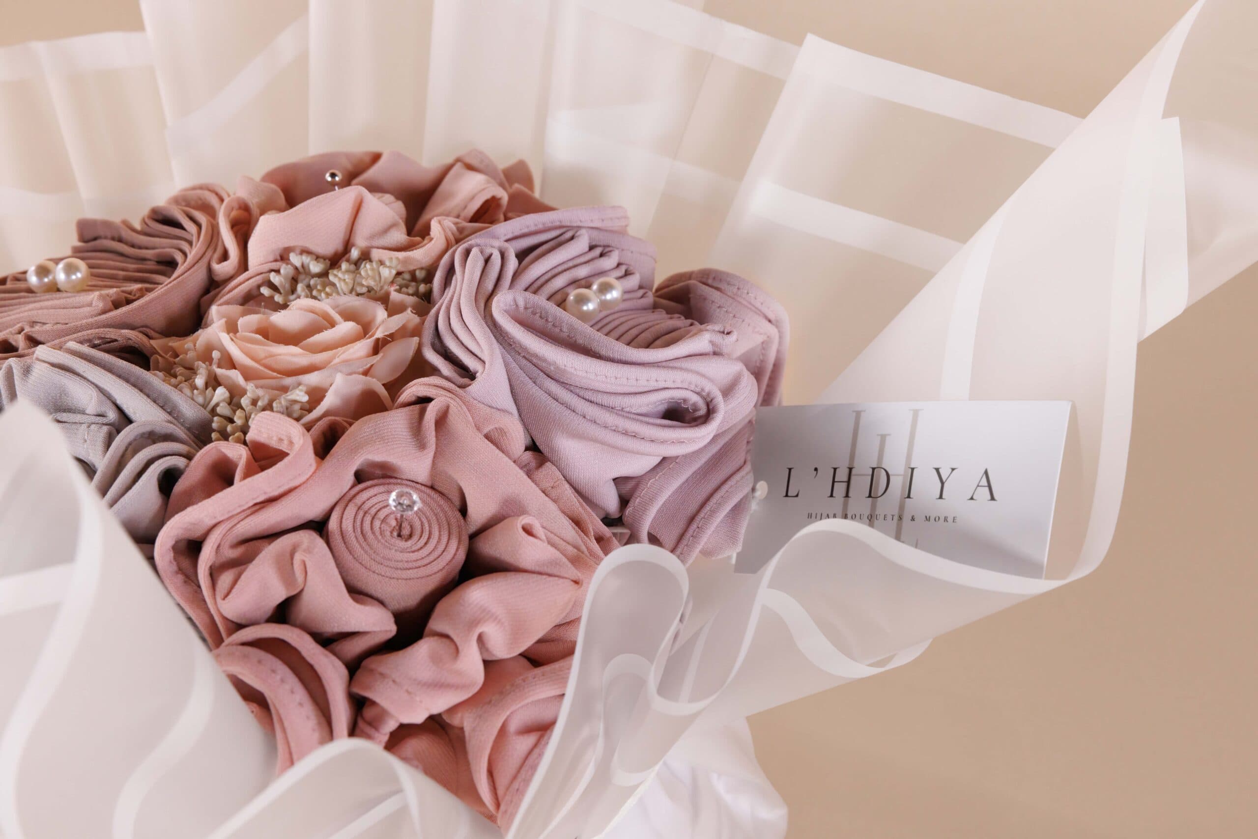 Een roze hoofddoek boeket van l' hdiya